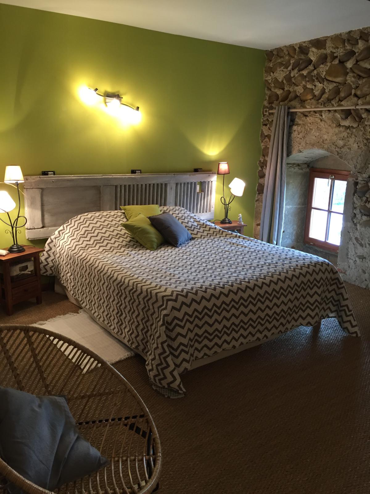 Chambre Léa de 50m², pour 2 à 4 personnes, au deuxième étage, 
2 lits séparés 1 lit 160 et 1 lit 120, 
dans la même pièce.
 