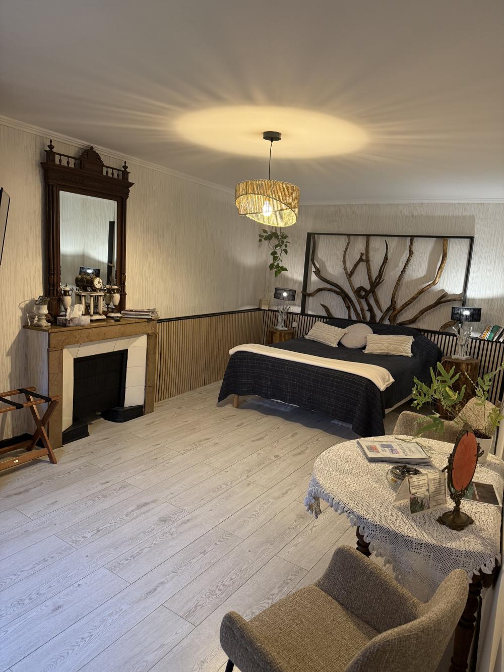 Chambre Lucie de 56m², pour 2 à 4 personnes, au rez de chaussée, 1lit 160 et 1 canapé lit 140, grande baie vitrée,donnant sur le jardin.
 