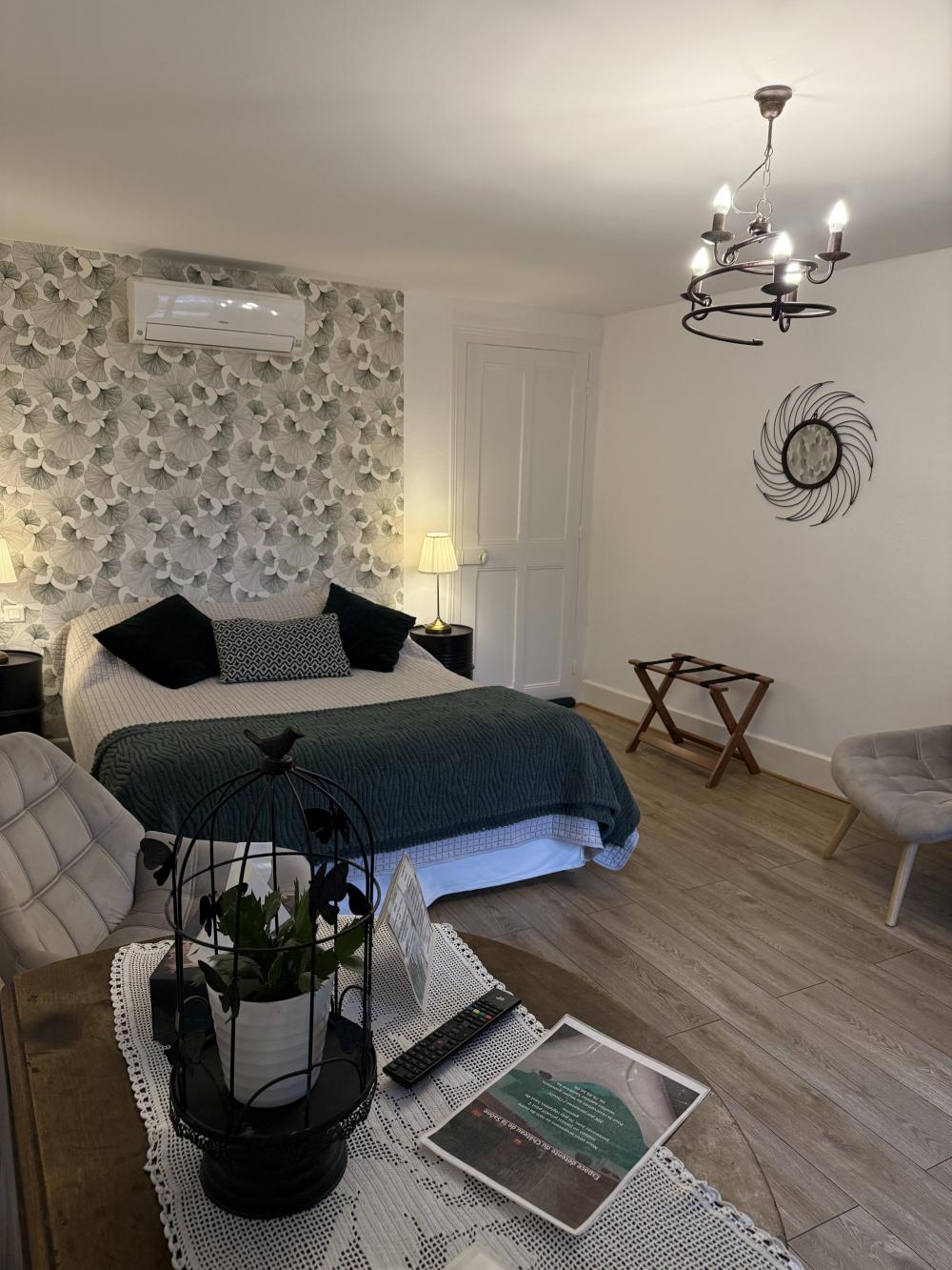 Suite familiale Noëlie de 70m², pour 2 à 5 personnes, située à l'étage avec plusieurs lits séparés 1 lit de 160, 1 lit de 140, 1 lit de 100.
 