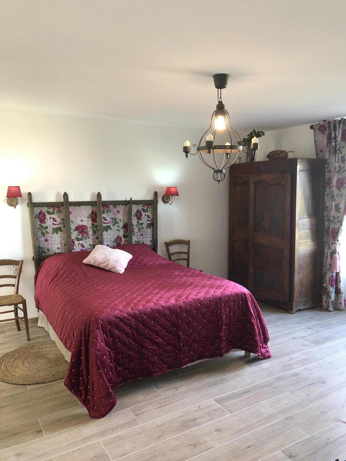 Suite familiale Noëlie de 70m², pour 2 à 5 personnes, située à l'étage avec plusieurs lits séparés 1 lit de 160, 1 lit de 140, 1 lit de 100.
 