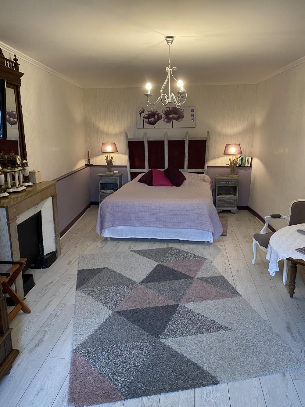 Chambre Lucie de 56m², pour 2 à 4 personnes, au rez de chaussée, 1lit 160 et 1 canapé lit 140, grande baie vitrée,donnant sur le jardin.
 