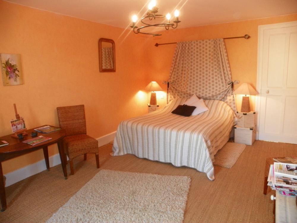 Suite familiale Noëlie de 70m², pour 2 à 5 personnes, située à l'étage avec plusieurs lits séparés 1 lit de 160, 1 lit de 140, 1 lit de 100.
 