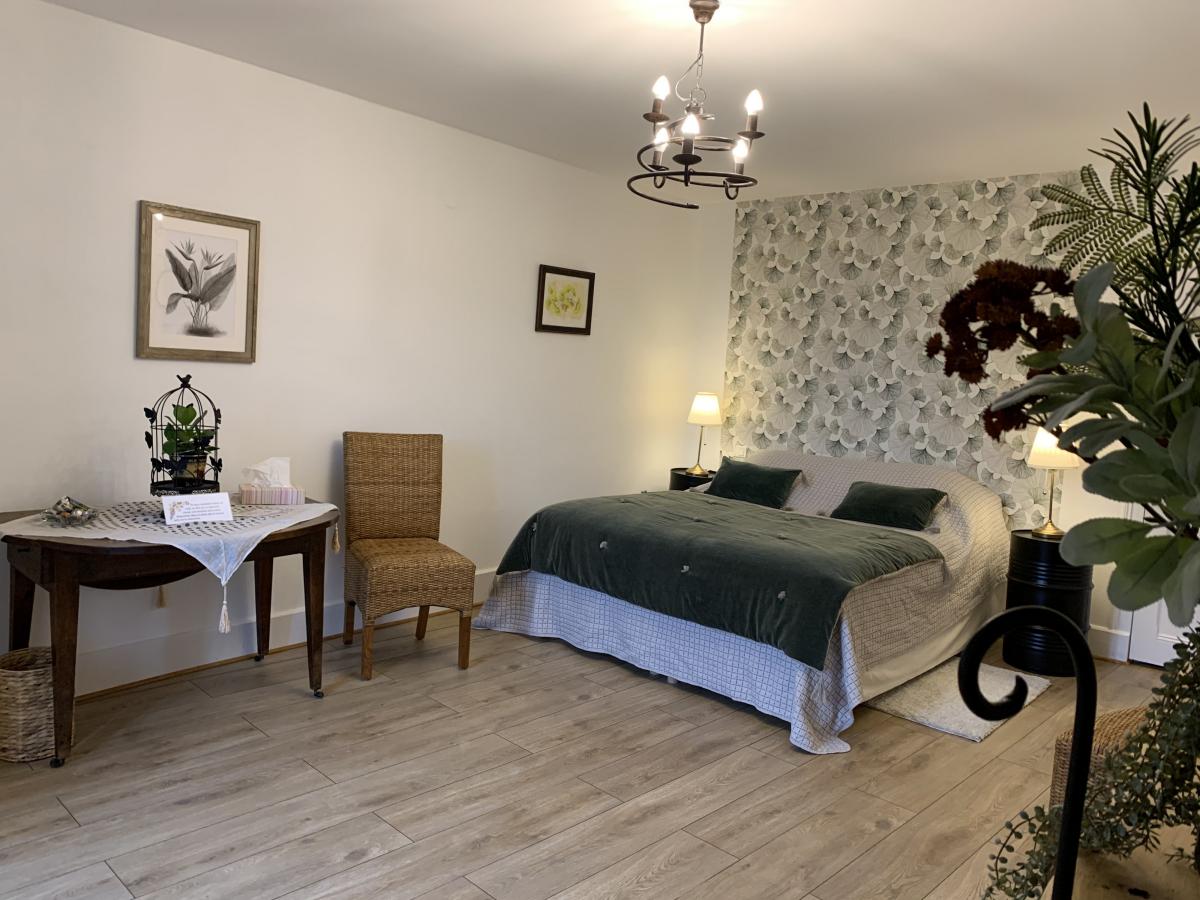 Suite familiale Noëlie de 70m², pour 2 à 5 personnes, située à l'étage avec plusieurs lits séparés 1 lit de 160, 1 lit de 140, 1 lit de 100.
 
